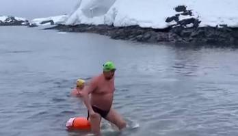 Homem nada 1 quilômetro nas águas geladas da Antártida; assista ao vídeo (Reprodução/ Record News - 27.02.2024)